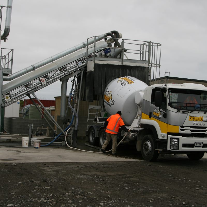 truck mixing cement